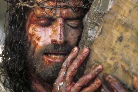 Gesù abbraccia la Croce