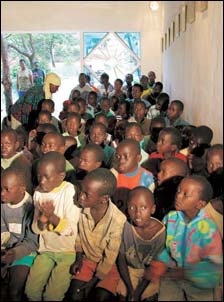 Bambini rwandesi all'
interno del Santuario.